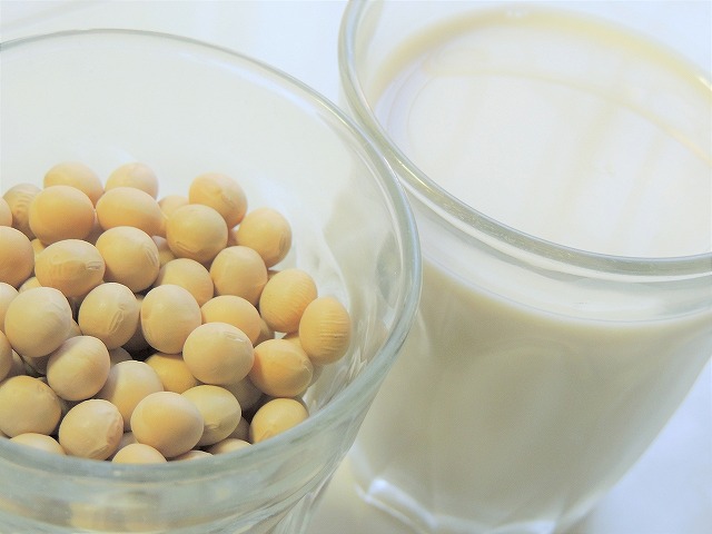 大豆イソフラボンを多く含んだ食品を摂取すればエストロゲンを補うことができるのでオススメです。